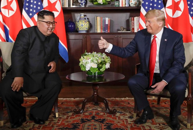 Cam kết phi hạt nhân hóa, thiết lập quan hệ mới Cuộc gặp lịch sử giữa ông Trump và ông Kim. Ảnh: Straits Times.