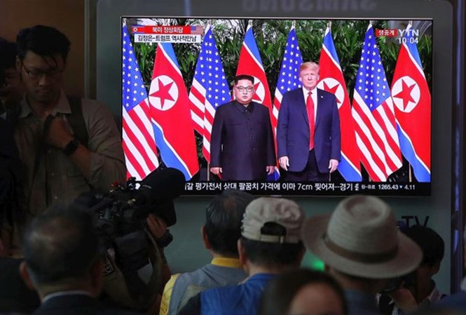 Đằng sau tuyên bố chung Trump-Kim Người dân Hàn Quốc theo dõi cuộc gặp Trump-Kim trên truyền hình tại một nhà ga. Ảnh chụp ngày 12/6 (Getty Images).
