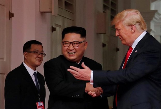 Ông Kim thắng thế? Trong khi ông Kim tỏ ra thoải mái thì ông Trump nghiêm nghị, thích dùng cử chỉ kiểu “bề trên”. Ảnh: Reuters.