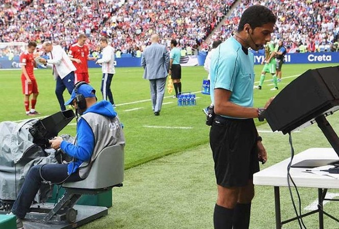 Công nghệ VAR tại World Cup gây tranh cãi Công nghệ VAR tại World Cup gây tranh cãi