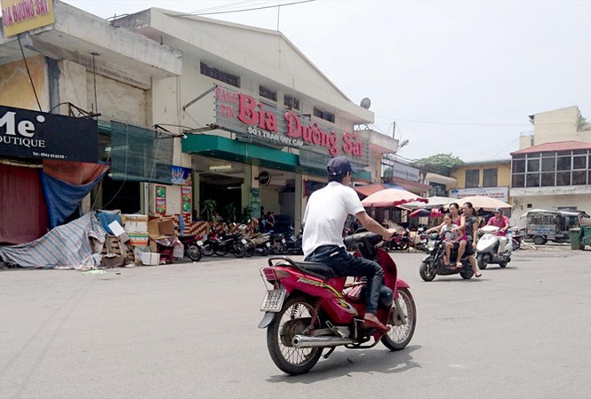 Đường sắt lạc hậu, doanh nghiệp cắt đất 'vàng' cho thuê Quán bia Đường Sắt ngay cổng vào ga Hà Nội phía đường Trần Quý Cáp. Ảnh: Phạm Thanh.