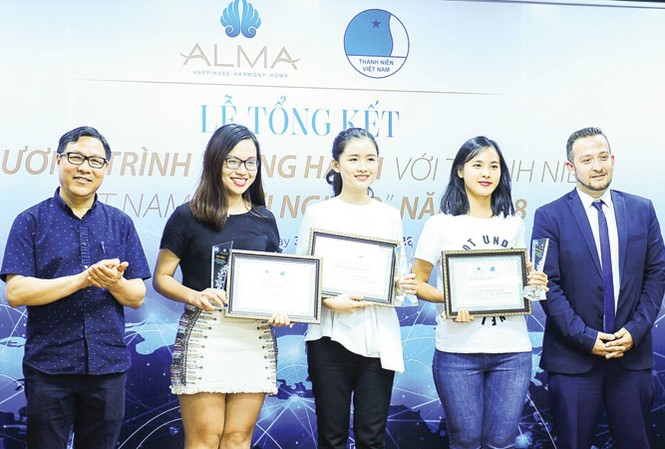 Khát vọng khởi nghiệp của ba “bóng hồng” Ba cô gái giành học bổng đến Quốc gia khởi nghiệp Israel từ trái qua: Tâm Anh, Phương Đông và Quỳnh Nga. Ảnh: Xuân Tùng.