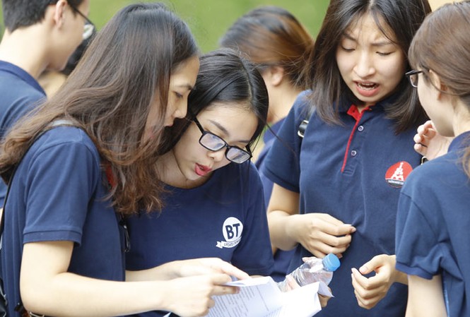 Tất bật in sao đề thi THPT 2018 Thí sinh dự thi THPT Quốc gia 2017 tại Hà Nội. Ảnh: Như Ý.