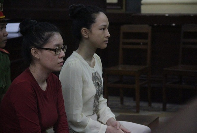 Vì sao phục hồi điều tra vụ án hoa hậu Phương Nga? Hoa hậu Phương Nga và Thùy Dung tại phiên tòa trước đây. Ảnh: Tân Châu.