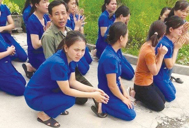 Giáo viên mầm non đồng loạt quỳ gối: Chính quyền làm khó doanh nghiệp? Ai dàn dựng cho các cô quỳ, khóc?
