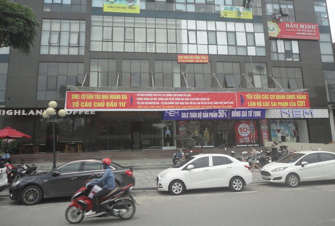 Dân bất an vì hệ thống phòng cháy chữa cháy Cư dân căng băng rôn tại chung cư SME Hoàng Gia phản ánh những bất cập diễn ra tại tòa nhà. Ảnh: K.N.