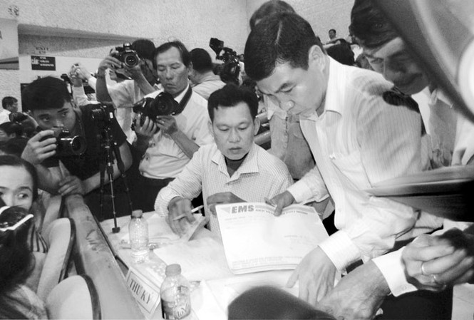 Giải quyết thỏa đáng quyền lợi của bà con Thủ Thiêm Người dân Thủ Thiêm nộp hồ sơ, đơn thư cho bộ phận tiếp nhận chuyển đến Bí thư Thành ủy xem xét.