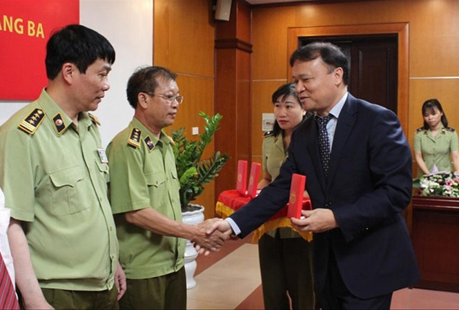 Sau bê bối thi tuyển công chức: Cục trưởng QLTT nhận Huân chương Ông Trịnh Văn Ngọc nhận Huân chương Lao động hạng Ba.