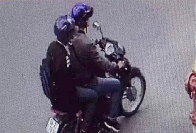 Truy bắt 2 nghi can ném vật gây nổ vào trụ sở Công an phường Hình ảnh hai thanh niên khả nghi ném vật lạ vào trụ sở Công an phường 12.