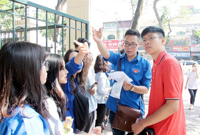 5.000 tình nguyện viên Thủ đô sẵn sàng tiếp sức Thanh niên tình nguyện tận tình hướng dẫn thí sinh. Ảnh: Vương Đức.