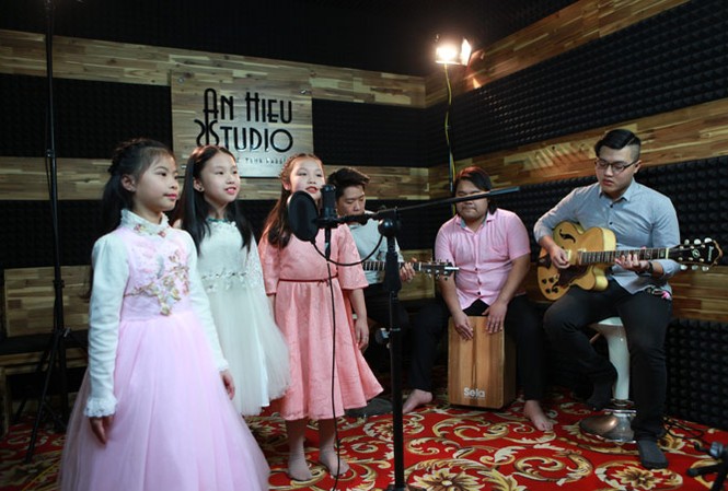 40 tuổi, Bông Mai 'khởi nghiệp' với nhạc thiếu nhi Các bé ở CLB Sao tuổi thơ thu âm cho Sing Channel.