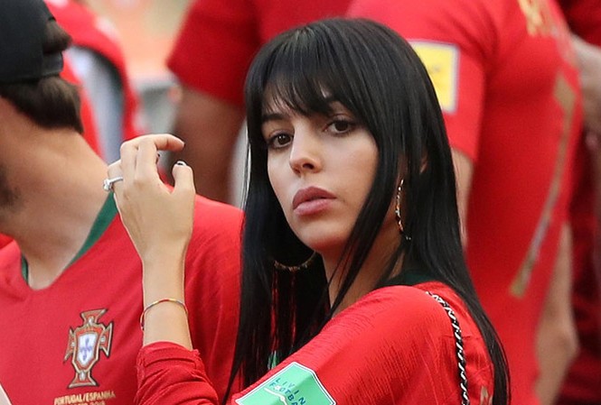 Bạn gái Ronaldo khoe nhẫn đính hôn Cô Georgina Rodriguez trên khán đài.