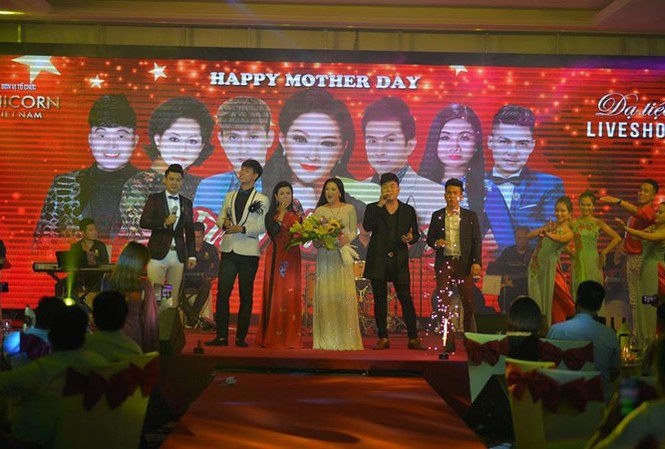 Bolero: Thời 'nữ hoàng ngồi xe loa' Liveshow dạ tiệc bolero đang ăn nên làm ra ở các địa phương.