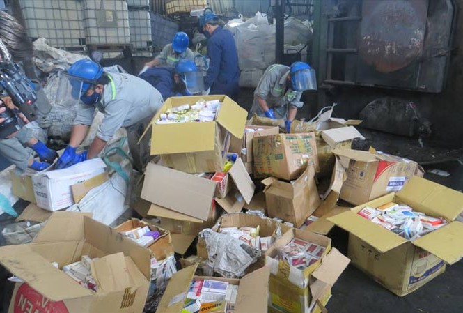 Bát nháo thị trường thực phẩm chức năng Chi cục Quản lý thị trường TPHCM tiêu hủy lượng lớn thực phẩm chức năng "3 không". Ảnh: LN.