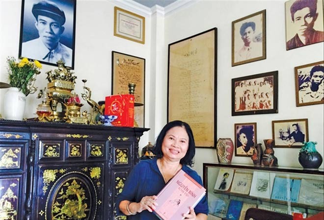 Kỳ 1: Tài lấy nước mắt, và giọng bi phẫn Con gái nhà thơ - Nguyễn Bính Hồng Cầu tại nhà lưu niệm mang tên cha.