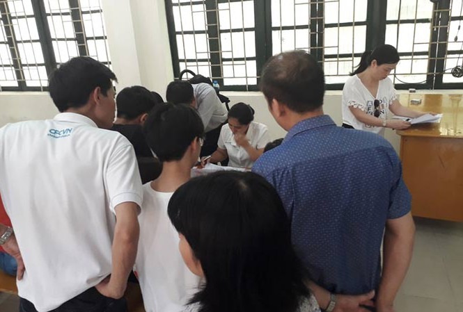 Chật vật suất học trường công, vì đâu? Phụ huynh xếp hàng nộp hồ sơ tại trường THPT Nhân Chính (Hà Nội) sáng 5/7.