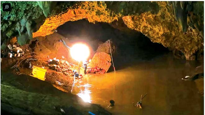 Chạy đua với thời gian Một đoạn hang ngập nước.