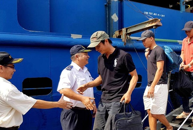 Cứu 9 thuyền viên tàu hàng bị chìm trên biển 9 thuyền viên tàu hàng bị nạn cập bờ an toàn.
