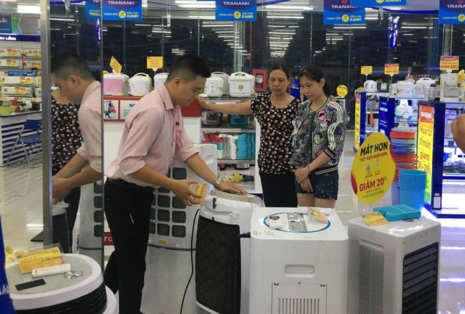 Quạt điện sốt theo nắng nóng Thời tiết nắng nóng, nhu cầu sử dụng quạt của người dân cũng “sốt” theo. Ảnh: Thanh Trần.