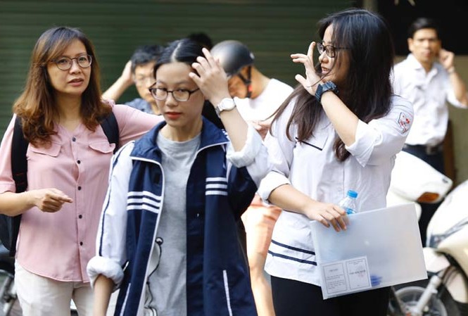 Thi tốt nghiệp THPT: Băn khoăn chấm lỏng, chấm chặt Thí sinh dự thi THPT quốc gia 2018 tại Hà Nội.