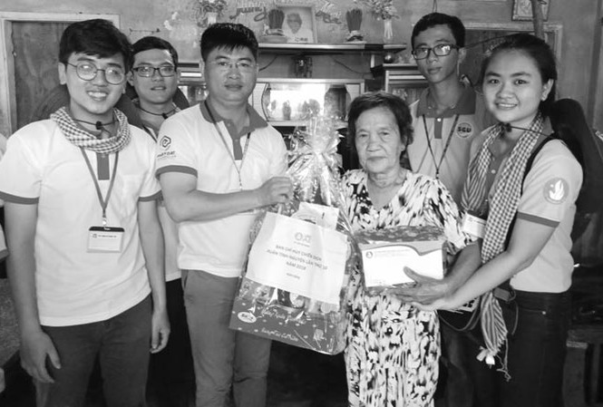 Kỳ cuối: Vì một ngày mai tươi đẹp Phạm Tiểu Kiều (sinh viên năm 3 trường ÐH Y Dược TPHCM) tham gia tặng quà cho người dân trong chiến dịch tình nguyện năm 2018. Ảnh: NVCC.