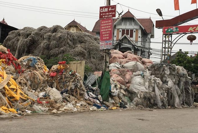 Làng tỷ phú nhờ... rác Rác chất đống, cao ngất ngưởng bên cạnh các tòa cao tầng.