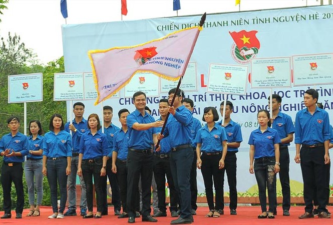 Trí thức trẻ tái cơ cấu nông nghiệp Bí thư T.Ư Ðoàn Bùi Quang Huy trao cờ xuất quân cho các đội hình tình nguyện. Ảnh: Xuân Tùng.