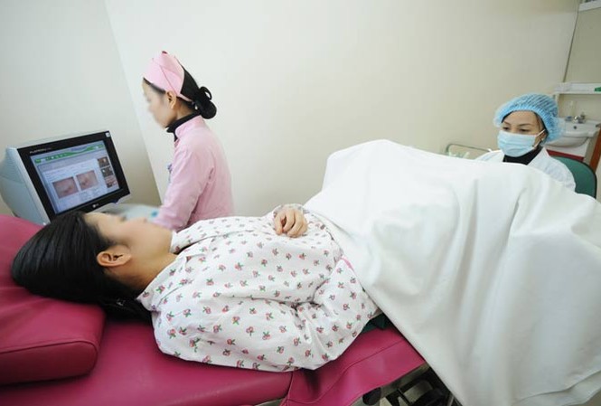 70% ca phá thai không an toàn ở lứa tuổi vị thành niên Khám phụ khoa tại một cơ sở y tế. Ảnh: VN.