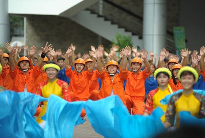 Khơi nguồn sáng tạo sinh viên Sinh viên ÐH Xây dựng giới thiệu hình ảnh năng động và chuyên ngành của mình với hoạt động Trường tôi là số 1. Ảnh: Xuân Tùng.