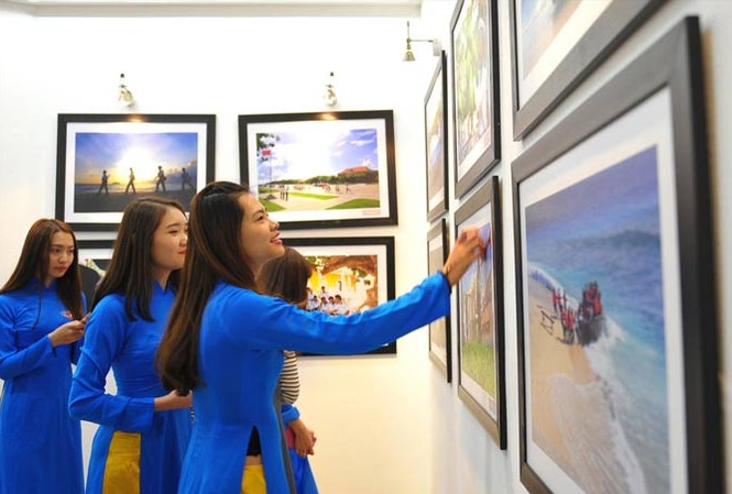 Ðổi mới giáo dục lý tưởng cách mạng trong sinh viên Nhiều hình thức giáo dục lý tưởng cách mạng, lòng yêu nước tới các bạn trẻ. (Trong ảnh, các bạn trẻ tham quan Triển lãm Trường Sa trong lòng Hà Nội). Ảnh: Xuân Tùng