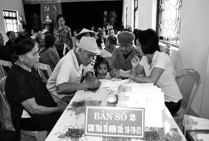Lợi ích của bảo hiểm xã hội và vì an sinh lâu dài BHXH là chính sách an sinh với nhiều lợi ích, và không thể so sánh với bảo hiểm thương mại hay gửi tiết kiệm. Ảnh: PT.