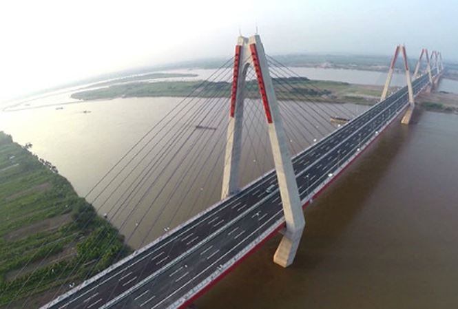 Cầu Nhật Tân đội vốn 400 tỷ: Lỗi chính quyền, ngân sách bị 'móc túi' Sau hơn 3 năm thông xe, cầu Nhật Tân lại phải thêm hơn 440 tỷ do chậm mặt bằng. Ảnh: Anh Trọng.
