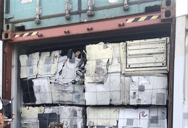 Siết chặt vai trò của chủ tàu vận chuyển Container chứa đầy nhựa phế liệu không đạt chuẩn nhập khẩu, bị Hải quan Hải Phòng phát hiện ngày 11/6.