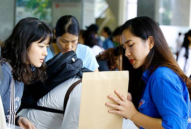 Trường ÐH top trên sẽ giảm 1-3 điểm Thí sinh nộp hồ sơ trúng tuyển vào ĐH năm 2017 tại Hà Nội. Ảnh: Như Ý