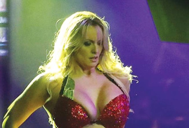 Ngôi sao thoát y từng tố cáo ông Trump bị bắt Stormy Daniels, ngôi sao phim người lớn, người từng tuyên bố có quan hệ tình ái với Tổng thống Mỹ Donald Trump, đã bị bắt tại một câu lạc bộ thoát y tại Ohio vì để khách hàng chạm vào người khi cô đang trên sân khấu, vi phạm luật của bang.