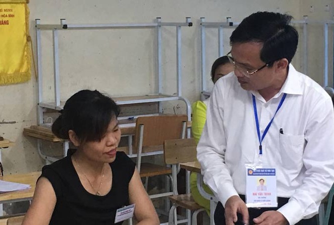 Nghi vấn điểm thi cao bất thường ở Hà Giang Ông Mai Văn Trinh, Cục trưởng Cục Quản lý chất lượng, Bộ GD&ÐT, kiểm tra chấm thi tại Hòa Bình. Ảnh:Nghiêm Huê.