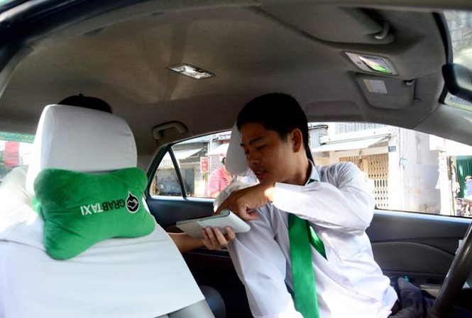 Quản lý Grab vẫn “ông nói gà, bà nói vịt” Grab cũng phải coi là taxi. Ảnh: Hồng Vĩnh.