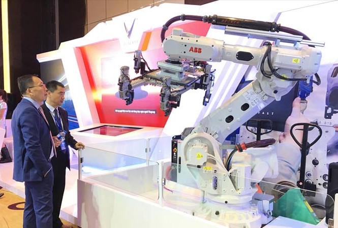 Cần tư duy mới, cách làm mới Nhiều mẫu robot đang được các doanh nghiệp Việt Nam ứng dụng vào sản xuất, kinh doanh.