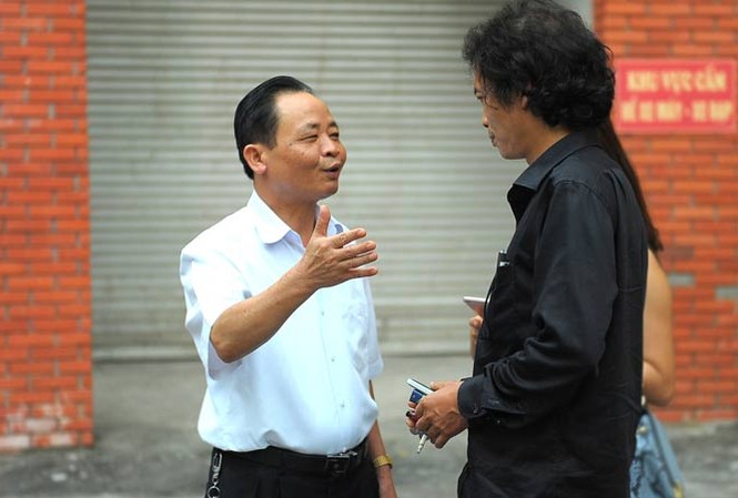 Sở Giáo dục Hà Giang triệu tập người liên quan làm rõ vụ điểm thi Giám đốc Sở GD&ÐT Hà Giang Vũ Văn Sử trao đổi với phóng viên Tiền Phong .