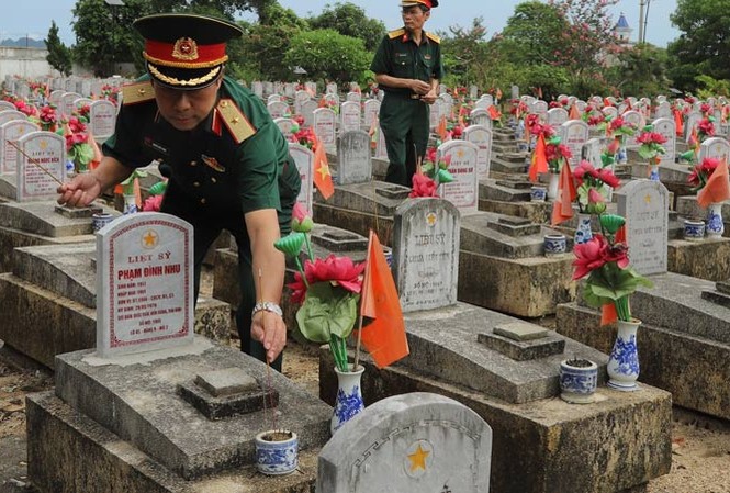 Tri ân 'Vang mãi khúc quân hành' Ðoàn công tác Tổng cục Công nghiệp Quốc phòng thắp hương tri ân các anh hùng, liệt sĩ tại Nghĩa trang Quốc tế Việt – Lào.