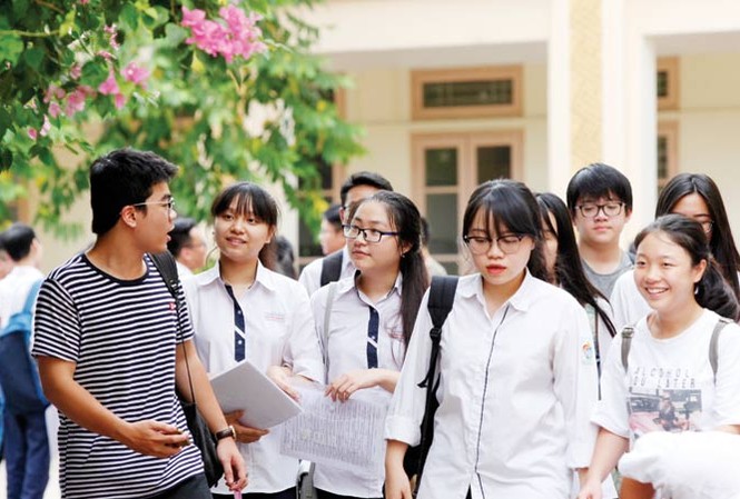 Nghi vấn điểm thi bất thường ở Hà Giang: Ăn may hay tiêu cực? Thí sinh sau khi thi tốt nghiệp THPT tại điểm thi THCS Nguyễn Du, Hà Nội. Ảnh: Như Ý.