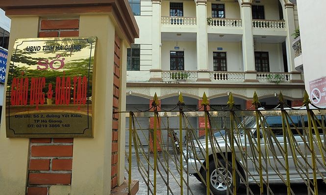 Vụ điểm thi cao bất thường: Phụ huynh bất bình, thí sinh bật khóc Khu vực họp được tăng cường an ninh.