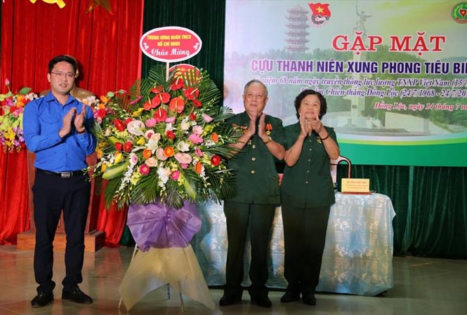 Xúc động ngày gặp mặt Hội cựu TNXP Hà Tĩnh đón nhận lẵng hoa chúc mừng của T.Ư Đoàn.
