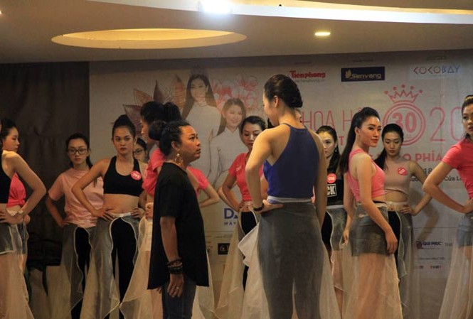 Khóc và cười ở lớp học Hoa hậu Giảng viên catwalk Crazy Nhóc và các thí sinh vòng chung khảo phía Bắc trong giờ họ. Ảnh: Nguyễn Mạnh Hà.