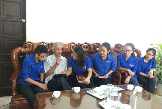 Hồi ức của anh hùng Uông Xuân Lý Anh hùng Uông Xuân Lý trò chuyện với các bạn trẻ Hà Tĩnh về truyền thống lịch sử yêu nước của thế hệ đi trước. Ảnh: M.T.