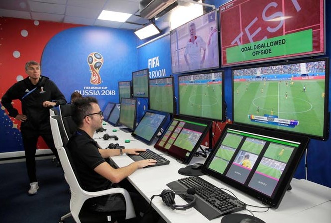 VAR và cuộc tranh cãi không hồi kết ở World Cup 2018 Trọng tài trong “phòng lạnh” theo dõi VAR và đưa ra kết luận bàn thắng không được công nhận do việt vị trong trận Cameroon gặp Australia ở vòng bảng.