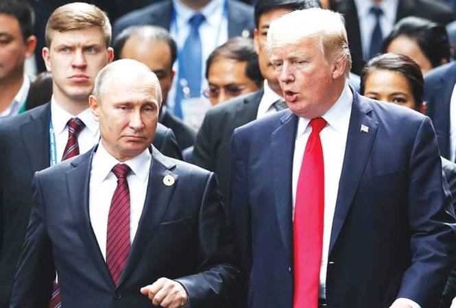 Ông Trump sẽ “rắn” với ông Putin? Dù nội bộ nước Mỹ lục đục, Tổng thống Mỹ Donald Trump và Tổng thống Nga Vladimir Putin vẫn sẽ gặp nhau tại Helsinki ngày 16/7. (Trong ảnh: Ông Putin và ông Trump tại Cấp cao APEC ở Ðà Nẵng tháng 9/2017). Ảnh: Getty Images.