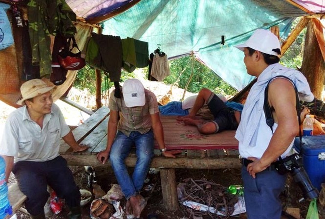  Vì sao dân phản đối chuyện đòi đất? Lán trại của người được thuê khai thác gỗ rừng ở khu vực do Công ty Lâm nghiệp Ðường 9 quản lý.