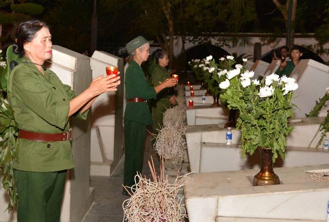 “Thà hy sinh một mình…” Cứ đến ngày giỗ hằng năm, những đồng đội của 10 nữ liệt sỹ lại đến khu mộ thắp nhang và hát cho các chị nghe. Ảnh: M.T.