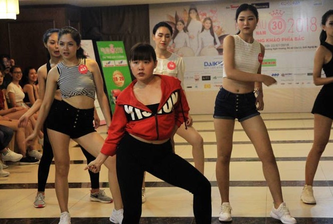 Thí sinh Hoa hậu học múa Biên đạo Huỳnh Mến dạy thí sinh Hoa hậu chung khảo phía Bắc những vũ đạo đầu tiên. Ảnh: N.M.Hà.